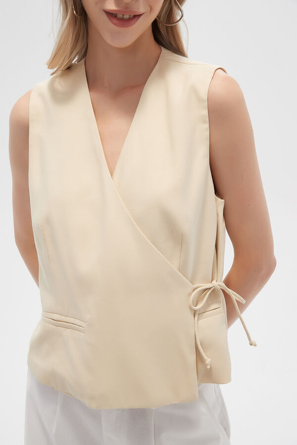 CHALECO FUSTA AMARILLO PALIDO image number null