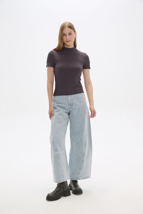 REMERA DALY GRIS OSCURO image number null